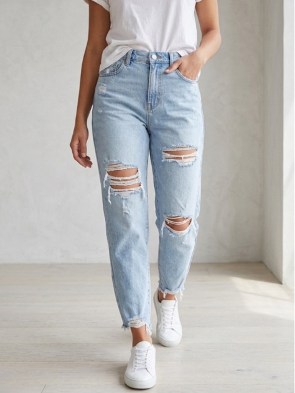 American Eagle Light Wash Distressed Curvy Mom Jean Size 4